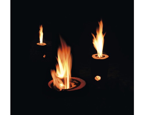 Drei Feuerstellen mit Flammen in der Dunkelheit.