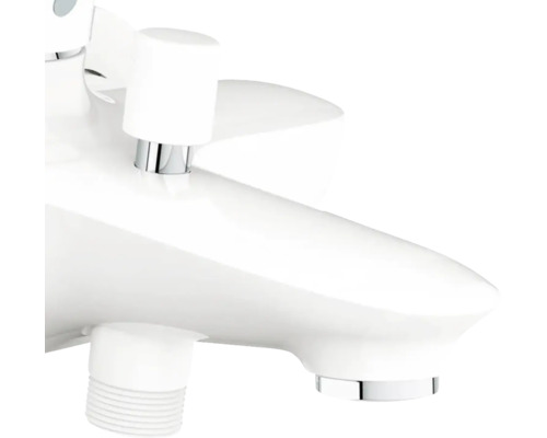 Weißer Badewannenmischer mit glänzenden Elementen