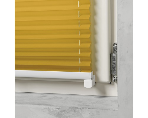 Gelbes Plissee am Fenster zur Dekoration und zum Schutz vor der Sonne.