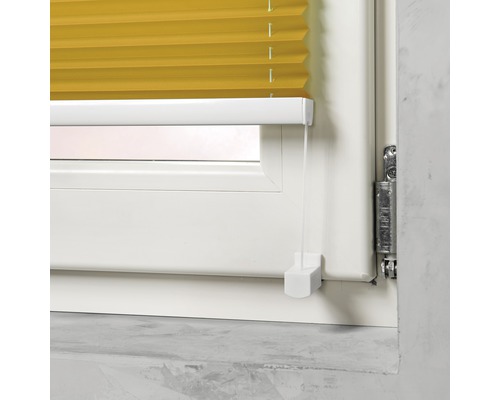 Gelbes Faltrollo am Fenster mit Bedienkette