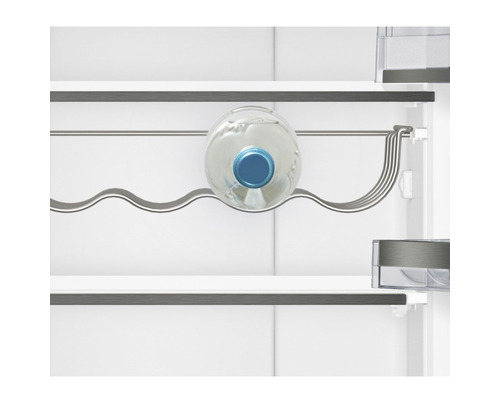 Innenraum eines Kühlschranks mit Flaschenhalter und Wasserflasche