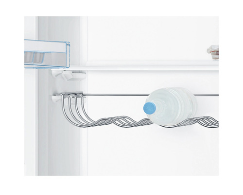Flaschenablage im Kühlschrank mit Wasserflasche