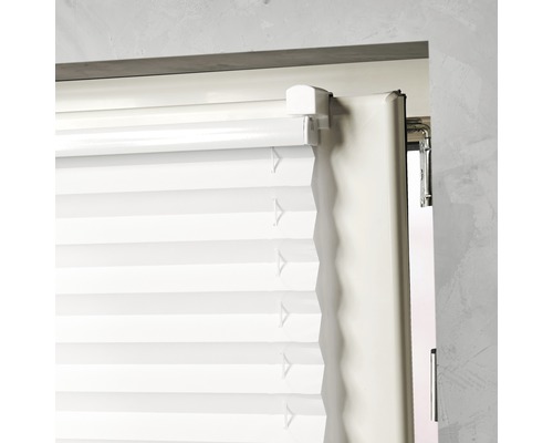Nahaufnahme einer weißen Plisseejalousie zur Fensterdekoration und zum Sonnenschutz