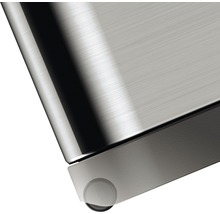 Detailansicht eines Möbelstücks aus Metall mit Rollen