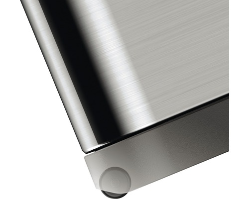 Detailansicht eines Möbelstücks aus Metall mit Rollen