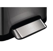 Detailaufnahme eines Treteimers aus Metall mit Pedal