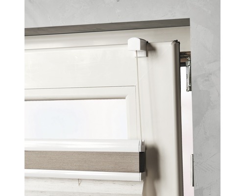 Detailansicht eines Duorollos an einem Fenster