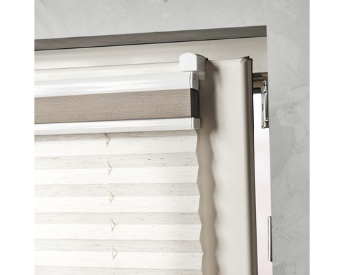 Detailansicht eines Duorollos am Fenster