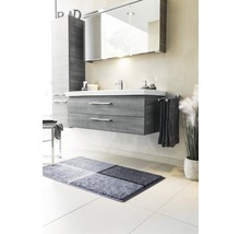 Badezimmer mit Waschtischunterschrank, Spiegelschrank, Handtuch und Badteppich