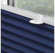 Detail einer blauen Plissee-Jalousie mit weißer Halterung am Fenster