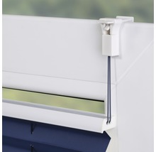 Detailaufnahme einer Plissee-Jalousie mit Bedienelement am Fenster