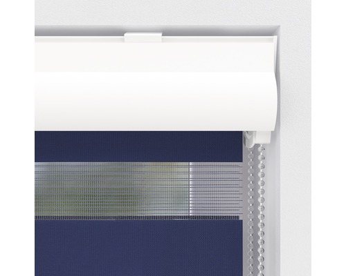 Nahaufnahme eines Doppelrollos mit Kettenzug zur Fensterdekoration