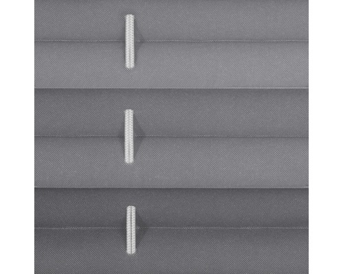 Nahaufnahme einer grauen Plisseejalousie mit Bedienelementen