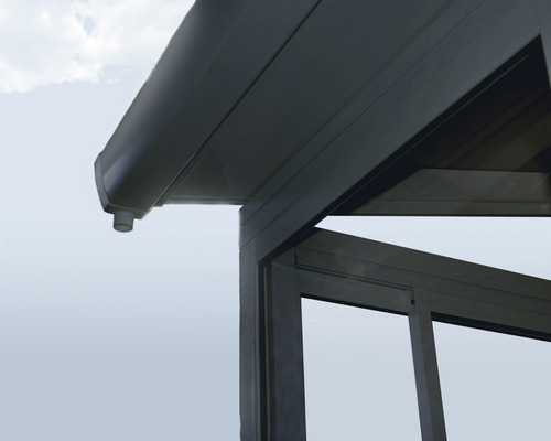 Detailansicht eines Terrassendachs mit Regenrinne und Fenster