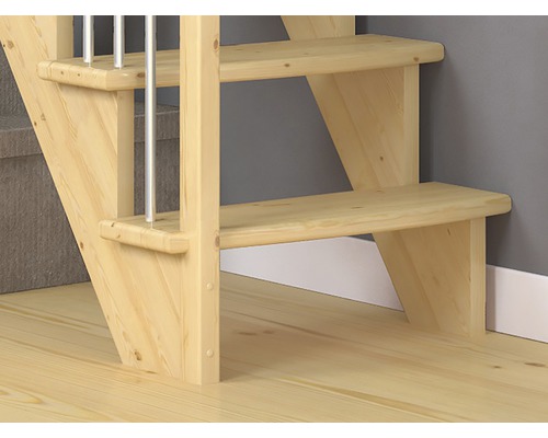 Detailaufnahme einer Holztreppe mit Metallgeländer