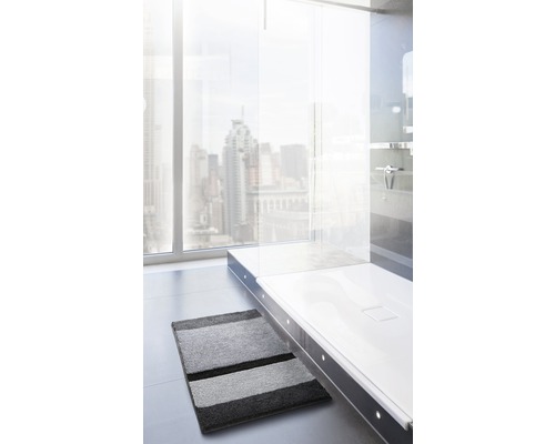 Modernes Badezimmer mit Duschkabine, Fenster und grau gestreifter Badematte.