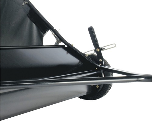 Detailansicht eines Rasenkehrers mit Fangkorb und Griff zur Höhenverstellung.