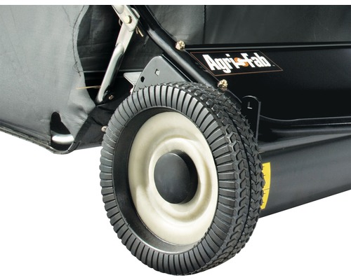 Detailansicht eines Rasenkehrers mit Rad und Auffangsack sowie dem Agri-Fab Logo.