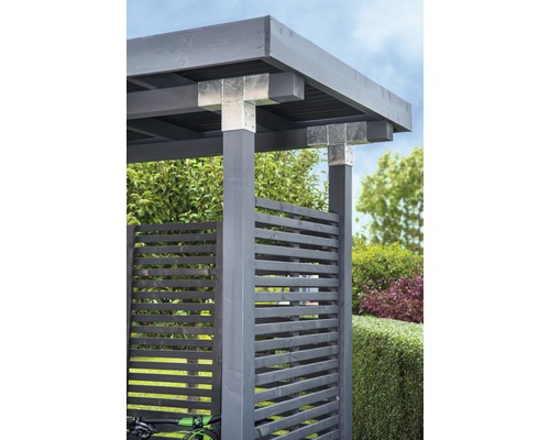 Detailansicht eines Carports aus Holz mit Lamellenwand und Metallverbindungen.