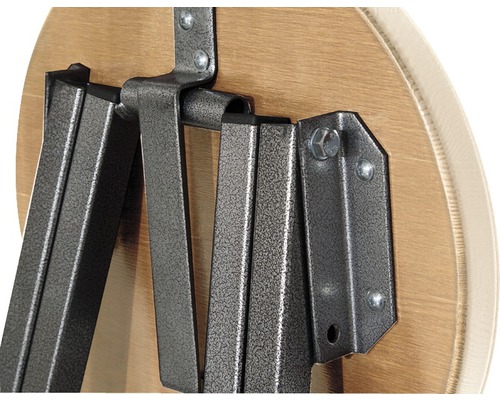 Detailansicht eines Klapptisches mit Metallgestell und runder Tischplatte aus Holz