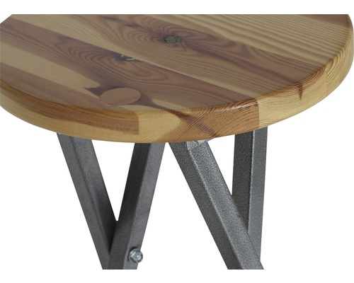 Detailansicht eines runden Hockers mit Holzplatte und Metallbeinen