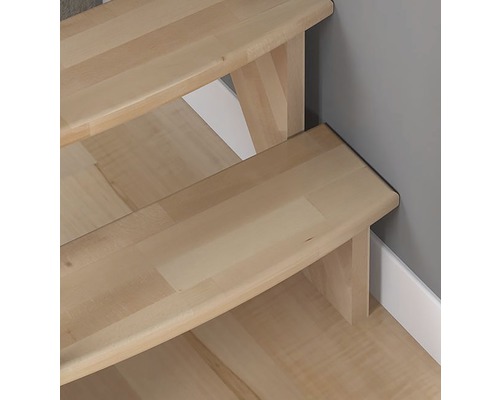 Detailaufnahme einer Holztreppe.