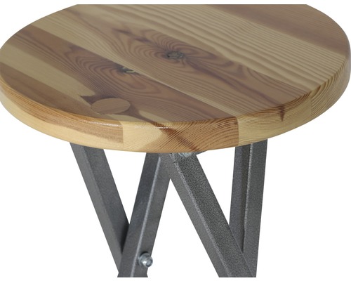 Detailansicht eines Hockers mit runder Sitzfläche aus Holz und Metallgestell