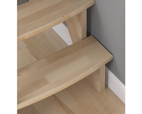 Detailaufnahme einer Wendeltreppe aus Holz.