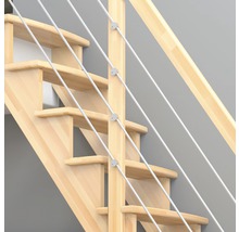Holztreppe mit Geländer aus Metallseilen