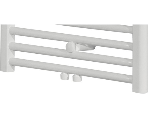 Detailansicht eines Heizkörpers für das Badezimmer mit horizontalen Heizrohren