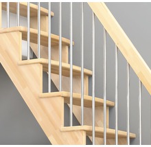 Holztreppe mit Metallgeländer