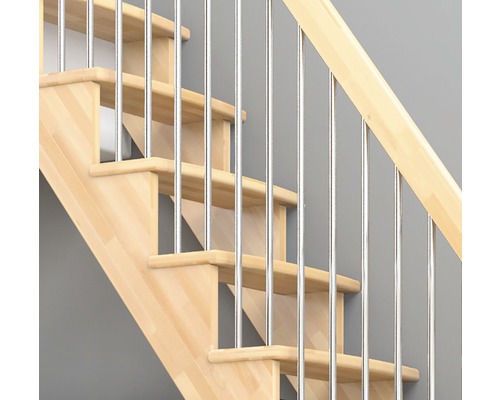 Holztreppe mit Metallgeländer