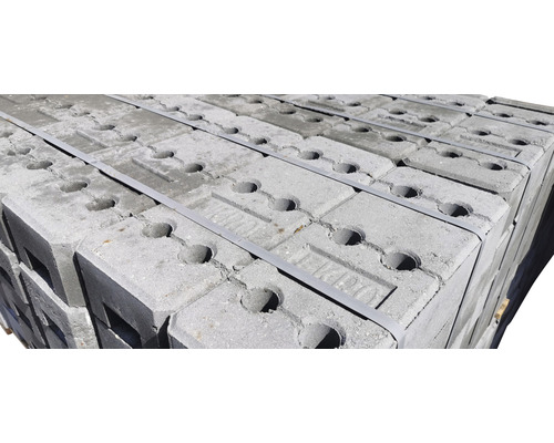 Stapel Betonpflastersteine mit Löchern