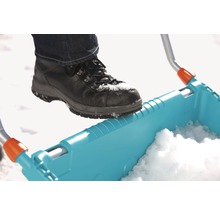Schuh auf einer Schneeschaufel