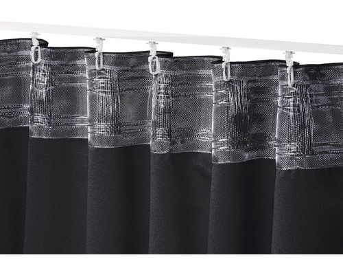 Dekoschals mit Muster aufgehängt an Gardinenstange