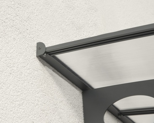 Detailansicht einer grauen Haustürüberdachung mit durchsichtigem Polycarbonatdach an einer Fassade