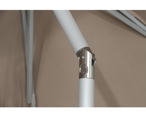 Detailaufnahme des Verbindungsstücks eines Sonnenschirms