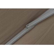 Detailaufnahme der Streben eines Sonnenschirms