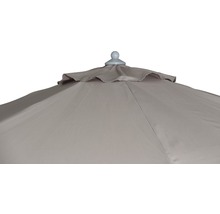 Detailansicht eines Sonnenschirms mit Stoffbespannung