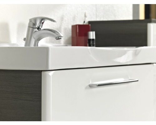 Detailansicht eines Waschtischunterschranks mit Armatur und Schublade im Badezimmer.