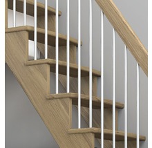 Holztreppe mit silberfarbenen Metallgeländerstäben