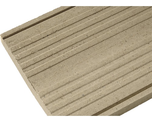 Beton Rasenkante mit gerillter Oberfläche