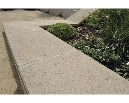 Gartengestaltung mit Betonpflastersteinen und Bepflanzung