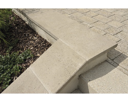 Detailaufnahme einer Gartentreppe aus Betonsteinen.