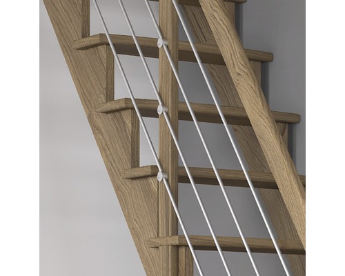 Detailansicht einer Treppe mit Holzstufen und Geländer mit Stahlseilen