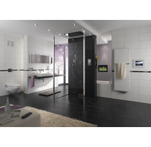 Modernes Badezimmer mit Dusche, Waschbecken, Toilette und schwarzen Bodenfliesen
