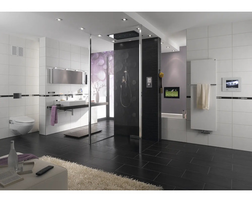 Modernes Badezimmer mit Dusche, Waschbecken, Toilette und schwarzen Bodenfliesen