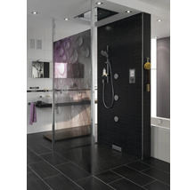 Modernes Badezimmer mit Dusche, Waschbecken und Fliesen