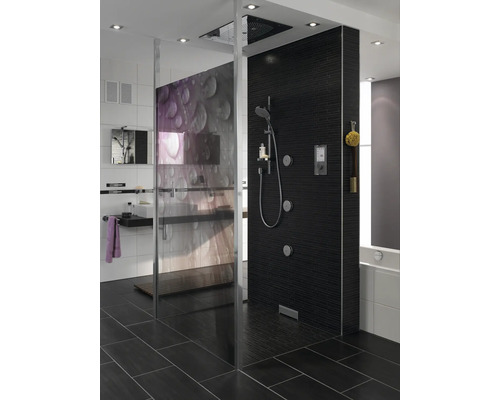 Modernes Badezimmer mit Dusche, Waschbecken und Fliesen