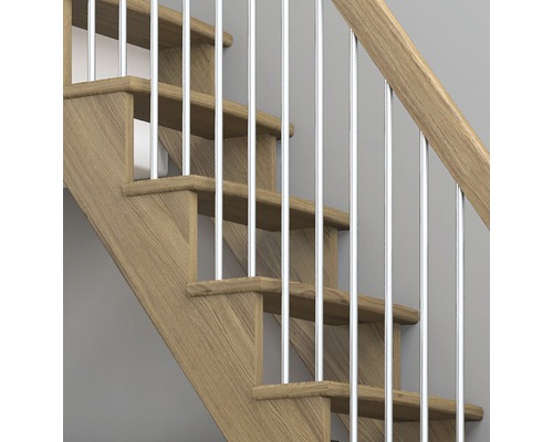 Holztreppe mit Metallgeländer